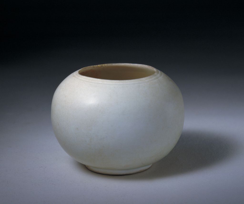 图片[1]-Ding Kiln White Glaze Engraved with “Guan”-China Archive